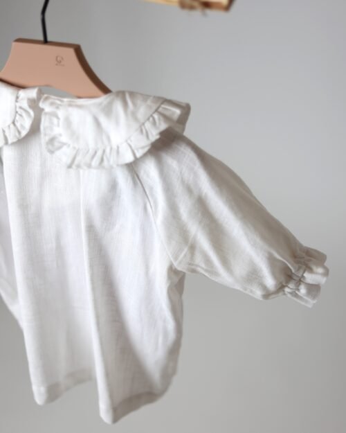 balti lino marškiniai su apykakle