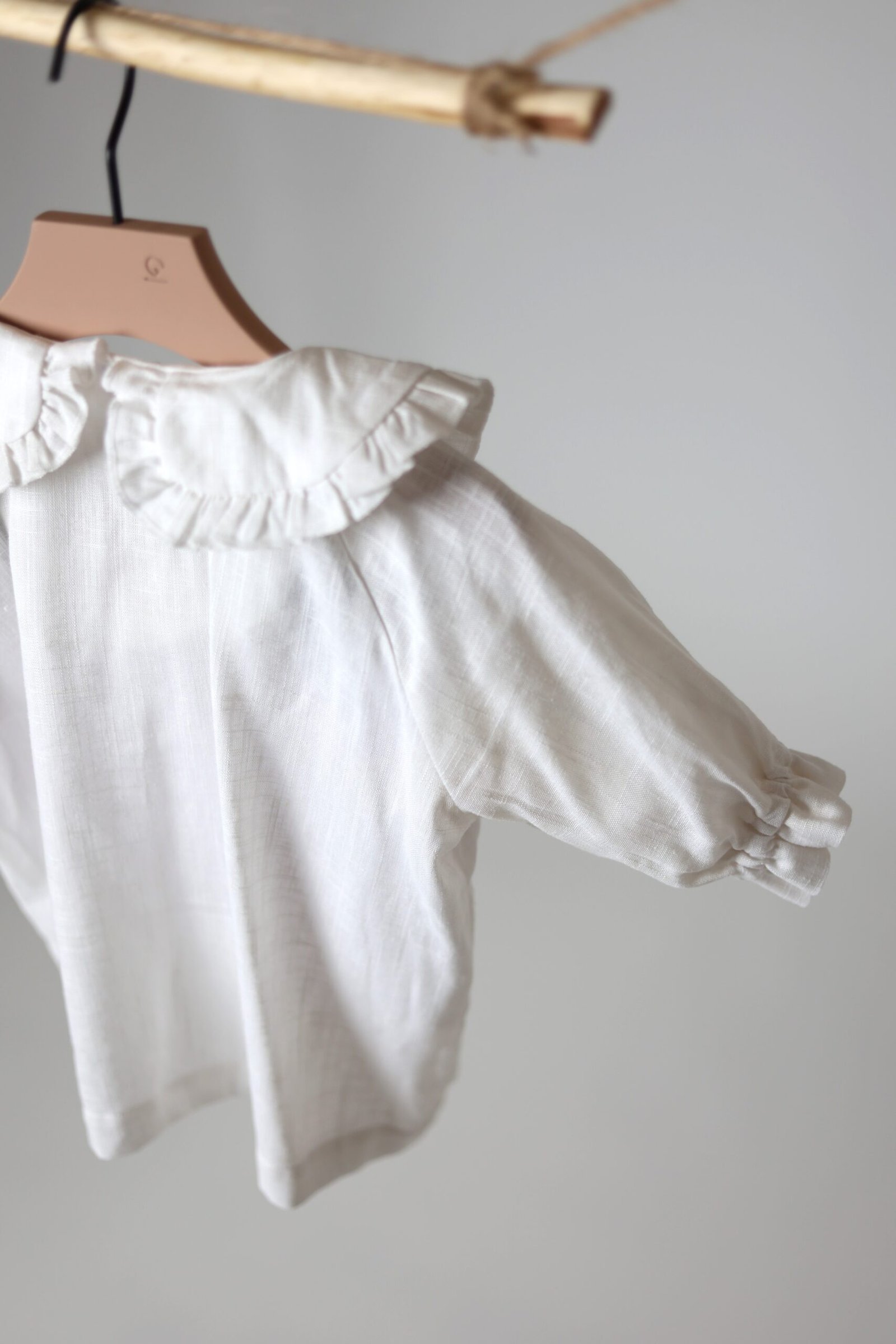 balti lino marškiniai su apykakle