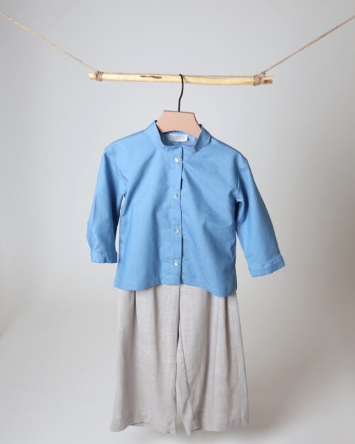 vaikiškas kostiumėlis su marškiniais ir kelnėmis