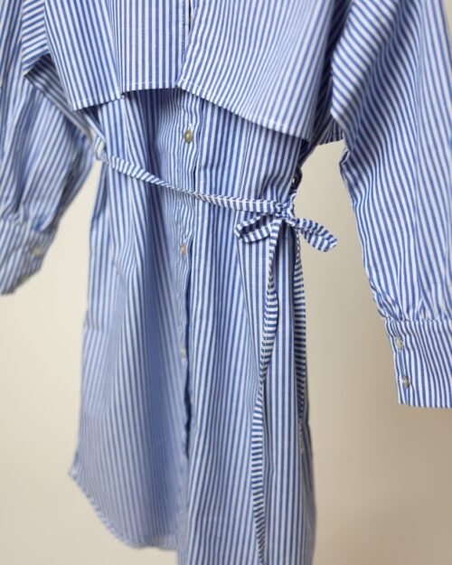 marškinių suknelė su dirželiu