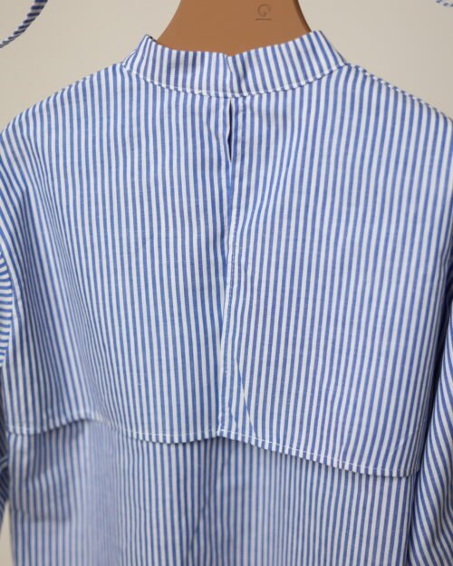 baltai mėlyna suknelė