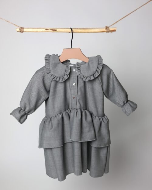 vaikiška raukinių suknelė