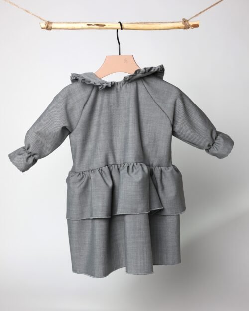 suknelė su raukinių apykakle