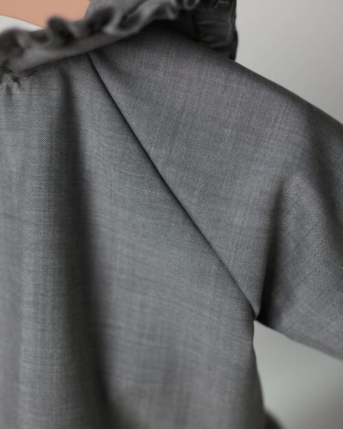 pilka raukinukų suknelių