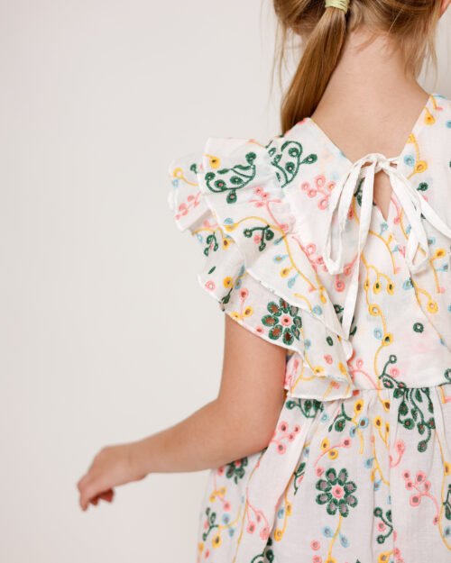 siuvinėta raukinių suknelė