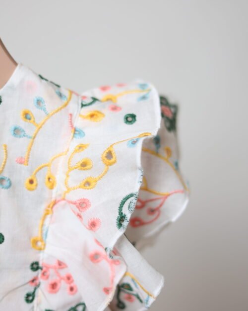 siuvinėta raukinukų suknelė