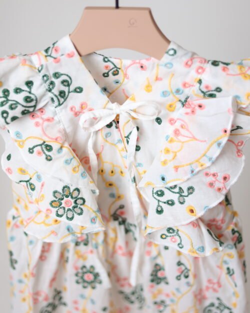 gėlėta suknelė su raukiniais